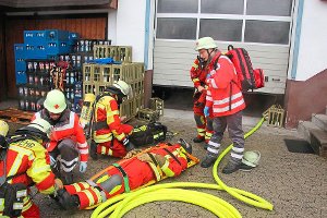 Eine nicht einfache Aufgabe hat die Schonacher Feuerwehr bei der Hersthauptrobe beim Anwesen Getränke Nock zu bewältigen.  Foto: Claudius Eberl
