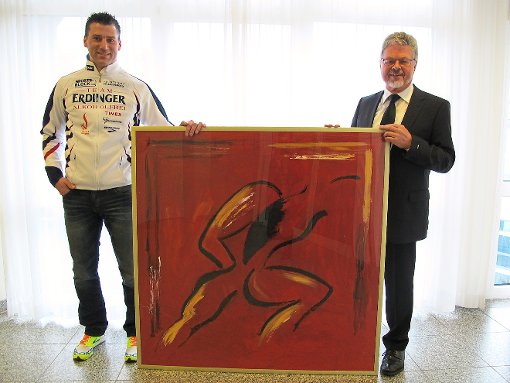 Marco Henrichs (links) überreicht Roland Wehrle ein Kunstwerk. Foto: Klinik Foto: Schwarzwälder-Bote