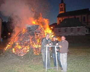Das Kilwifeuer bietet einen wärmenden Hintergrund für einen stimmungsvollen Abend.  Foto: Heimpel Foto: Schwarzwälder-Bote
