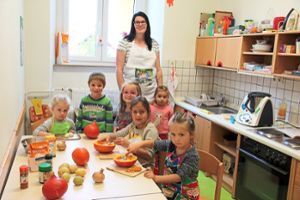 Die Minigärtner und die Kindergartenleiterin Tanja Gut hatten viel Spaß bei der Zubereitung der leckeren Speisen.  Foto: Bäurer Foto: Schwarzwälder-Bote