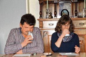 Mathias und Irene Glunk beim Geruchstest: Gar nicht so einfach, herauszufinden, was in den Dosen enthalten ist, wenn man sich nur auf seine Nase verlassen muss.  Fotos: Jakober Foto: Schwarzwälder-Bote