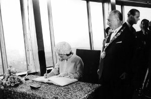 Eintrag ins Goldene Buch der Stadt: Queen Elizabeth II. mit Stuttgarts OB Arnulf Klett. Im Hintergrund: Prinz Philip. Foto: dpa