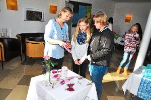 Ulrike Seeger (links) informierte die Besucher, was man so alles für einen festlich gedeckten Tisch benötigt.   Foto: Schwark Foto: Schwarzwälder-Bote