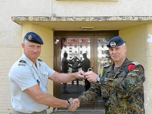 Kompaniefeldwebel Roland Berr (rechts) übergab die Schlüssel nach dem Auszug an den französischen Major Candelier von Detsout.  Foto: Stepp