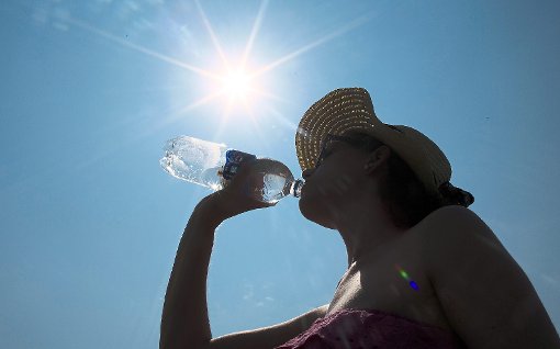 Es ist heiß: Spitzenwerte hat in diesem Sommer auch der Konsum von Erfrischungsgetränken erreicht. Foto: Kusch