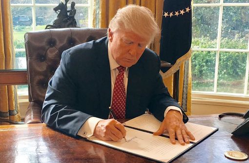 US-Präsident Donald Trump unterzeichnete am 6. März 2017 in Washington (USA) ein neues Einreiseverbot für Menschen aus sechs vorwiegend islamischen Ländern. Seit 16. März ist es in Kraft. Foto:dpa Foto:  
