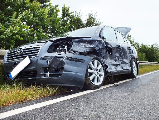 Zertrümmerte Fahrzeugschnauze –  dem einem Wagen konnte die Golf-Fahrerin noch ausweichen; danach kollidierte sie mit einem anderen. Foto: Kistner
