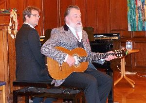 Marc Marshall ergänzt seinen Gesang mit Gitarrenklängen, links neben ihm Pianist René Krömer.  Foto: Bechtle Foto: Schwarzwälder-Bote