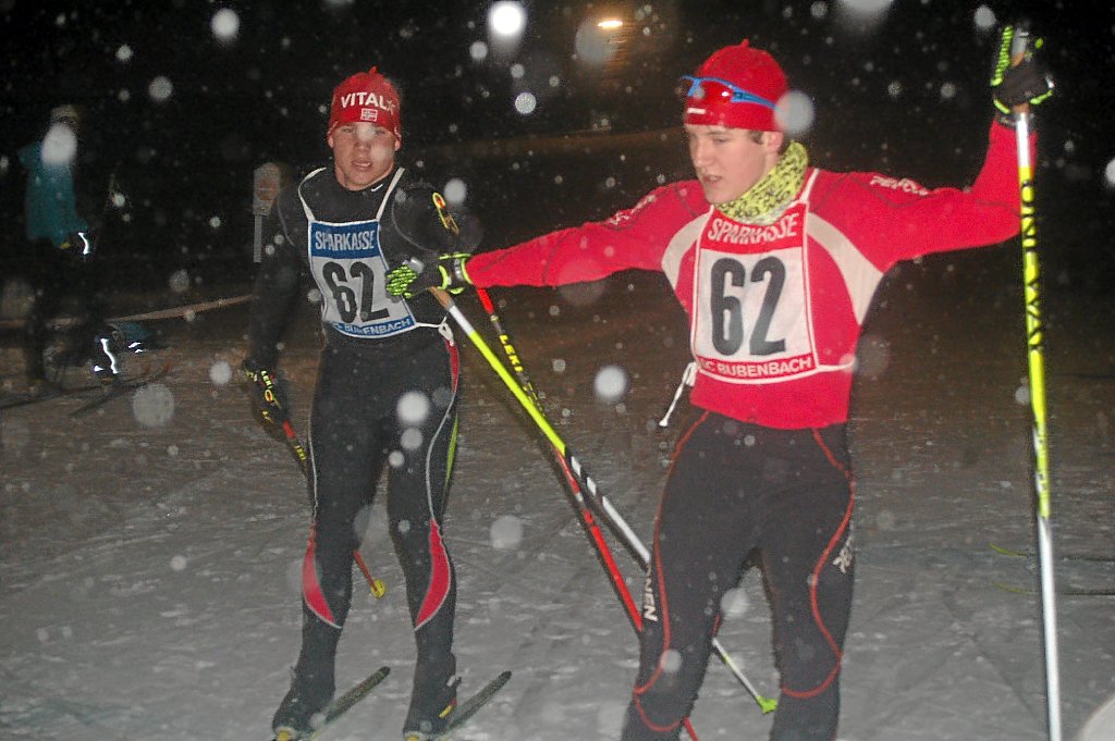 Erstmals erkämpften Markus Ringwald (links) und Cousin Fabian beim Nachtstaffellauf des SC Bubenbach den Wanderpokal.  Foto: Junkel