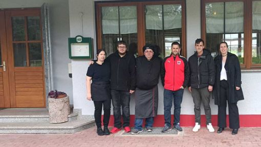 Familie Triponescu ist die neue Pächterfamilie, die ihre Gäste im frisch renovierten Sportheim des SV Rotfelden verwöhnen will. Foto: Peter Haselmaier