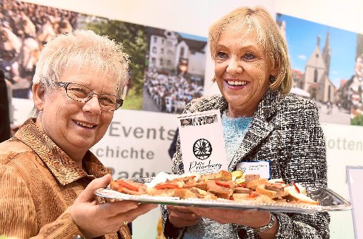 Traudl Dommberger und Renate Maaß von der Landgaststätte Priorberg verteilten Häppchen mit Büffel-Frischkäse und -Wurst. Foto: Hopp