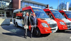 Oberreichenbachs Bürgermeister Karlheinz Kistner (links) und Fahrer Stefan Kälberer sind stolz auf das Bussystem. Foto: Fritsch