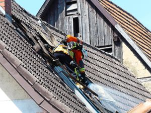 Mehrere Stunden waren die Einsatzkräfte der Feuerwehr am Donnerstag mit den Löscharbeiten beschäftigt. Ein Dachstuhl war in Flammen aufgegangen. Foto: Bohnert-Seidel