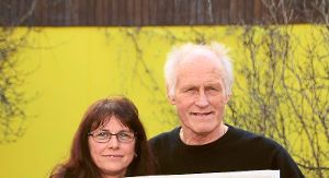 Seit über 50 Jahren bringt Reporter-Urgestein Gerold Bächle, hier mit Ehefrau Silvia, Nachrichten in der Tageszeitung auf den Punkt. Foto: Jakober