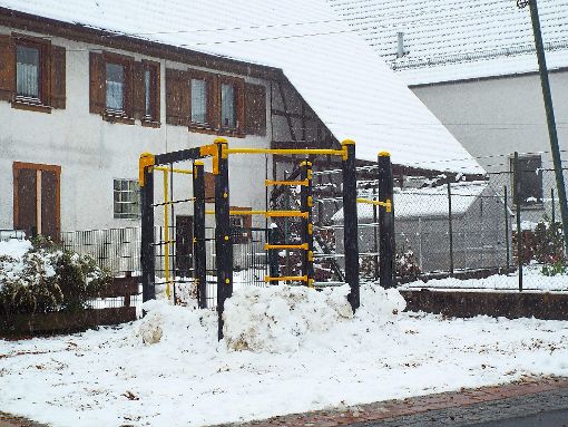 Die Binsdorfer Schulkinder haben das neue Klettergerüst schon in Beschlag genommen – und gleich eine Schneeburg daraus gemacht. Foto: Schnurr Foto: Schwarzwälder-Bote