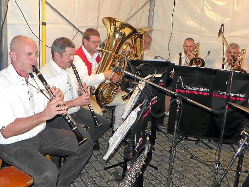 Die Haigerlocher Blasmusikanten (rechts) unterhielten die Gäste des SV Weildorf beim Bayerischen Abend. Das Elfmeterturnier mit sieben Mannschaften gewann die Bude Weildorf (rechts). Fotos: Bäurle Foto: Schwarzwälder-Bote