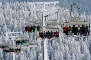Als letztes Skigebiet in Baden-Württemberg hat der Feldberg im Südschwarzwald seine Wintersportsaison beendet. Am Mittwoch liefen letztmals die Lifte. (Symbolfoto) Foto: Patrick Seeger/dpa