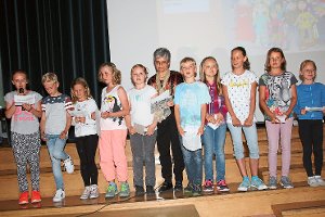 Heidi Haaf und die Schüler der Multimedia-AG an der Grundschule Wendelsheim durften bei der Preisverleihung des Mundartwettbewerbs in Villingen-Schwenningen einen Förderpreis entgegen nehmen. Foto: Heinig Foto: Schwarzwälder-Bote