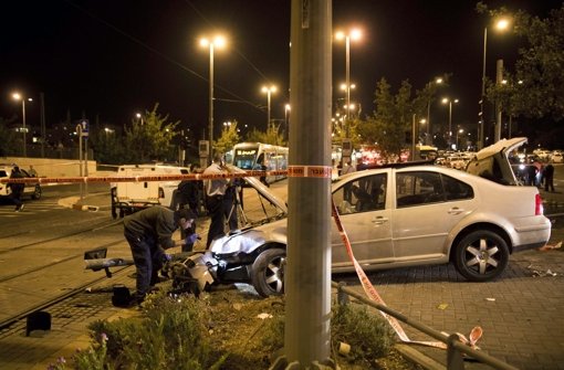 Ein Baby stirbt, nachdem ein Mann mit seinem Auto in eine Straßenbahnhaltestelle in Jerusalem rast. Foto: EPA