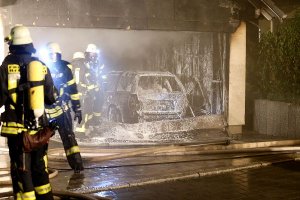 Der Brand einer Garage in Brigachtal, der auf ein Wohnhaus übergegriffen ist, hat in der Nacht auf Freitag die Feuerwehren gefordert. Verletzt wurde niemand, es entstand aber erheblicher Sachschaden. Foto: Eich