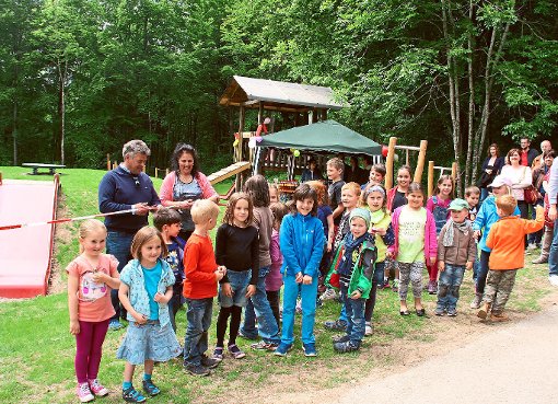 Silke Lorke und Dietmar Wildi durchtrennten das Absperrband – und sofort nahmen die Kinder den Waldspielplatz in Besitz.  Foto: Preuß Foto: Schwarzwälder-Bote