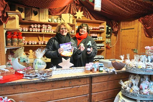 Die  Frauen vom Kräuterwegle in ihrer Verkaufshütte, links Heike Günter, rechts Sigrid Braun.  Foto: Braun Foto: Schwarzwälder-Bote