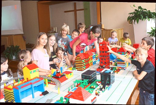 Eine Stadt aus Legosteinen haben Kinder in der Pauluskirche gebaut. Foto: Köncke Foto: Schwarzwälder-Bote