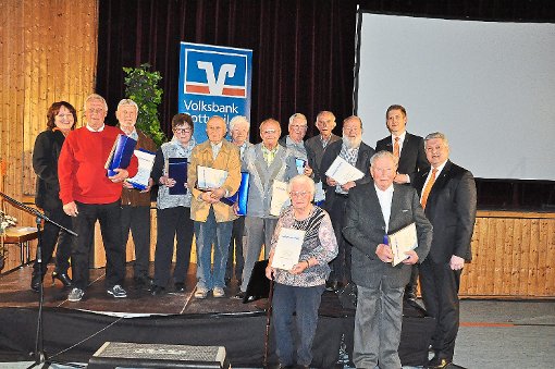Langjährige Mitglieder werden geehrt. Foto: Volksbank Foto: Schwarzwälder-Bote