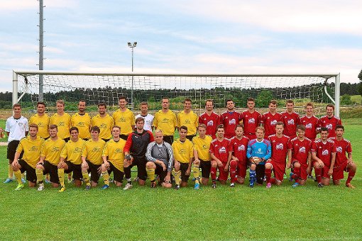 Bochingen (in gelb) gewinnt die Stadtmeisterschaft vor den Fußballern aus Bösingen. Foto: Wagner Foto: Schwarzwälder-Bote