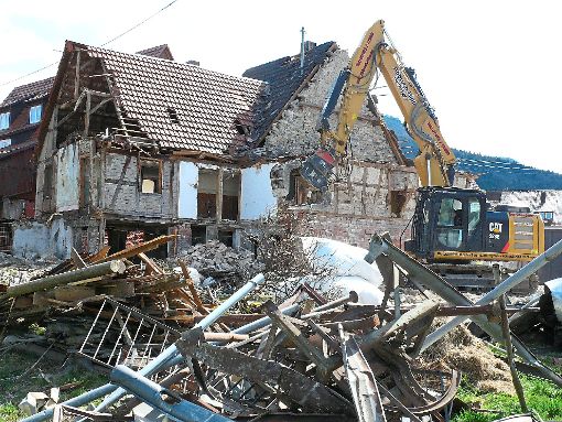 Das ehemalige Gasthaus Lamm in Roßwangen wird abgerissen. An der Stelle wird ein Wohnhaus errichtet. Foto: Hauser