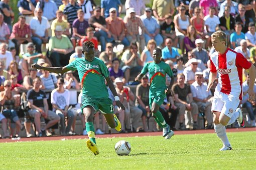 Nach dem FC Nania und der U19-Mannschaft aus Burkina Faso mit Bertrand Traoré (links im Bild im Spiel gegen Mainz 05) kommt jetzt der TP Mazembe an die Breitwiese.  Foto: Archiv Foto: Schwarzwälder-Bote