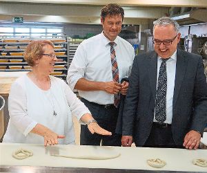 Nicolette Kressl, Peter Rosenberger und Klaus Michael Rückert besuchten die Bäckerei Saur. Foto: Lück Foto: Schwarzwälder-Bote