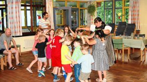 Andrea Schafbuch zeigt den Kindern auf der Katharinenhöhe einen traditionellen Tanz.  Foto: Biesemann Foto: Schwarzwälder-Bote