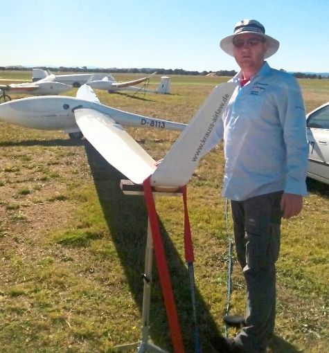 Matthias Sturm in der australischen Sonne mit seinem Flugzeug ASG29 M7.  Foto: Heike Schatz
