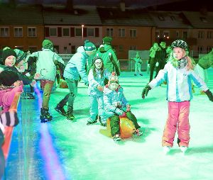Nach der Begrüßung durch Bürgermeister Markus Keller und den Vorführungen vom Konstanzer Roll- und Eissportclub erobern die Besucher die Eisbahn.  Foto: Müller