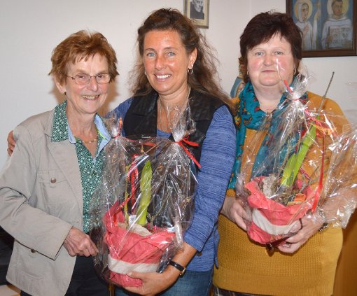 Friedegard Kühner (von links) überrascht Tanja Beck und Luitgard Klaußner mit einem Geschenk für  jahrelanges Engagement beim Frauenfrühstück. Foto: Herzog Foto: Schwarzwälder-Bote