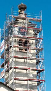 Storchs lassen renovieren: Der Pfohrener Kirchturm ist eingerüstet. Die Sanierungsarbeiten sind angelaufen. Foto: Vollmer Foto: Schwarzwälder-Bote