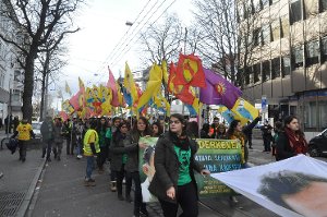 Mehr Teilnehmer als zunächst erwartet: Der Kurdenmarsch startete am Montag in Stuttgart. Foto: Andreas Rosar Fotoagentur-Stuttgart