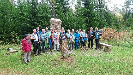Die Wandergruppe beim Wagner-Stein zwischen Mariazell und Schönbronn Foto: Huber Foto: Schwarzwälder-Bote