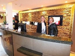 Deutschlands beste Hotelkauffrau Dorothee Colan (rechts) wurde von Elisabeth Berlin ausgebildet.  Foto: Stocker