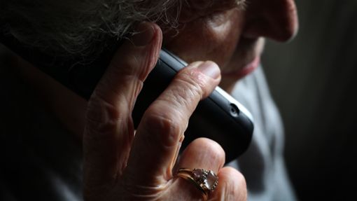 Eine Betrügerin fragte die Lahrer Seniorin am Telefon nach Geld. Doch diese war vorbereitet. Foto: Hildenbrand/dpa