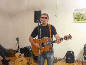 Paulson mit Sonnenbrille: Der Songwriter spielte zum Ende seiner Blue Wine Tour in der Hohenzollernhalle.  Foto: Scheu Foto: Schwarzwälder-Bote