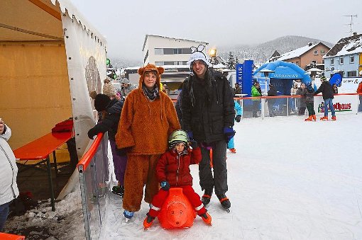 Der närrische Eislauf, einer der Programmpunkte bei Blumberg on Ice, kam bei den Gästen gut an. Foto: Hermann