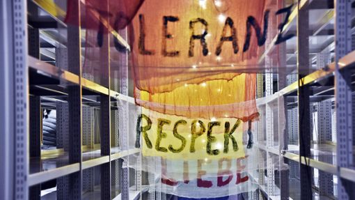 Zwischen den Regalen hängen die Botschaften des Kulturtages im Gebäude 48.  Foto: Rüdiger Wysotzki