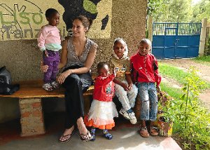 Melanie Tepass im Kreise der Kinder des Waisenhauses. Im Dezember wird sie wieder nach Afrika fliegen.   Repro: Preuß Foto: Schwarzwälder-Bote