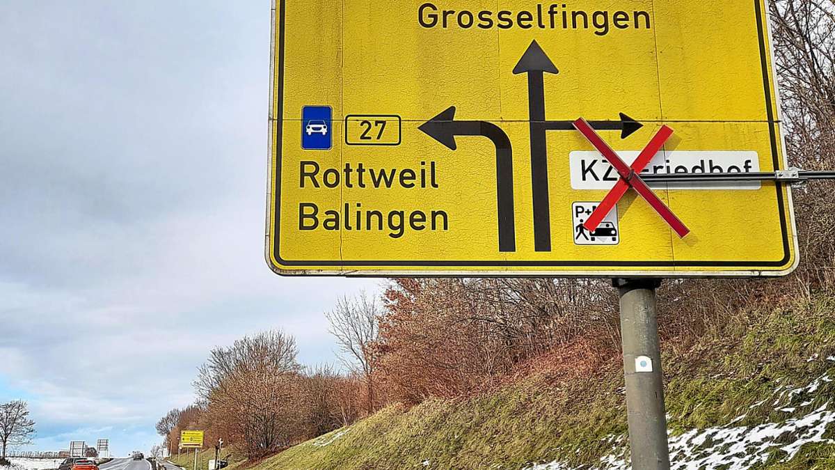Zufahrt in Bisingen gesperrt: Baumstamm stoppt Autofahrer: neue Zufahrt zu KZ-Friedhof