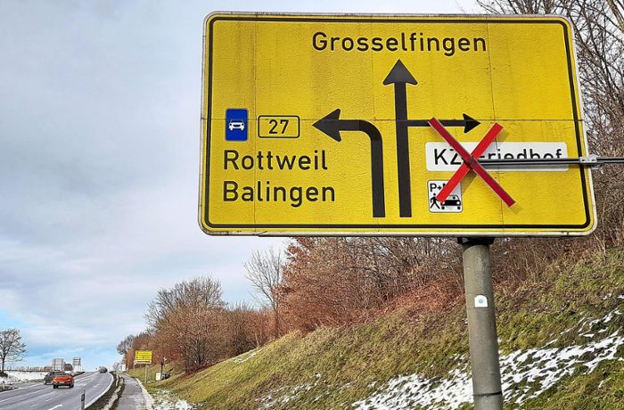 Zufahrt in Bisingen gesperrt: Baumstamm stoppt Autofahrer: neue Zufahrt zu KZ-Friedhof