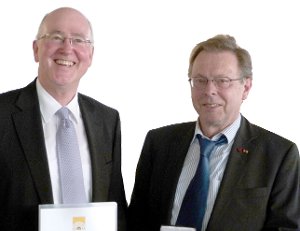 Gold für Winfried Hecht (rechts): Im Auftrag des Landkreistags würdigte Landrat Wolf-Rüdiger Michel die Verdienste des 74-jährigen SPD-Politikers.   Foto: Scheidel Foto: Schwarzwälder-Bote