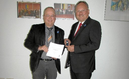 Holger Korneffel (rechts) überreichte Bürgermeister Reiner Ullrich die Ehrenurkunde.  Foto: Held Foto: Schwarzwälder-Bote