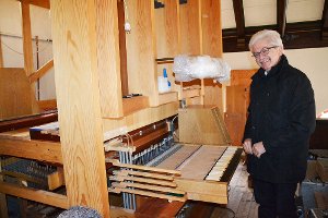 Pfarrer Reinhold Schuttkowski freut sich: Die Orgel in der Hossinger Kirche wird vom Staub der Jahrzehnte befreit. Foto: Holbein Foto: Schwarzwälder-Bote